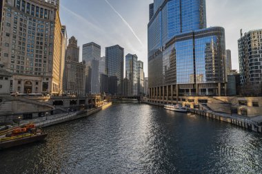Chicago, IL, ABD - Mart 2019: Altın Günbatımı Yansımaları: Chicago Nehri üzerindeki gökdelenler