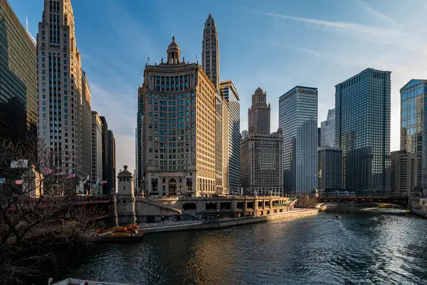 Chicago, IL, ABD - Mart 2019: Şikago Nehri boyunca Mimari Majesteleri