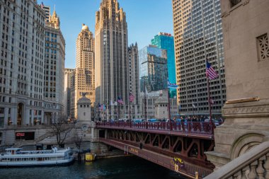 Chicago, IL, ABD - Mart 2019: Şehir Huzuru: Chicago Nehri üzerindeki DuSable Köprüsü