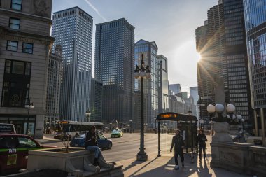 Chicago, IL, ABD - Mart 2019: Chicago 'nun Iconic Michigan Bulvarı: Bir DuSable Köprüsü Perspektifi