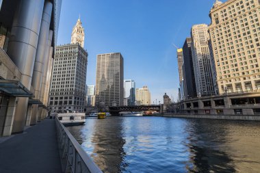 Chicago, IL, ABD - Mart 2019: Şehir Huzuru: Chicago Nehri üzerindeki DuSable Köprüsü