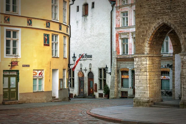 エストニアのタリン 2020年4月12日 旧市街の絵のような通りが市庁舎広場につながっています 街の通りでの夜 — ストック写真