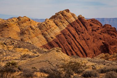 Fire State Park Vadisi 'nde ilginç kaya oluşumları. Nevada ABD