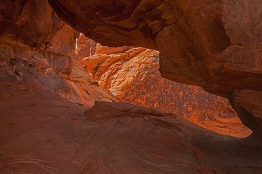 Fire State Park Vadisi 'nde ilginç kaya oluşumları. Nevada ABD