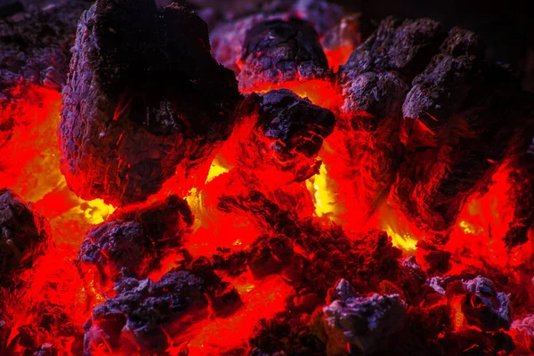 Rudě Žhnoucí Uhlíky Požáru Táboráku Vyhořely — Stock fotografie