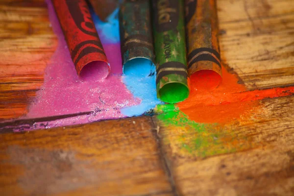 Balmumu kryaonları yaz sıcağında güneş tarafından eritilir..