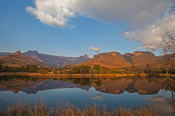 Poranne Odbicia Formacji Amfiteatralnej Spokojnym Jeziorze Drakensberg Parku Narodowym Royal — Zdjęcie stockowe