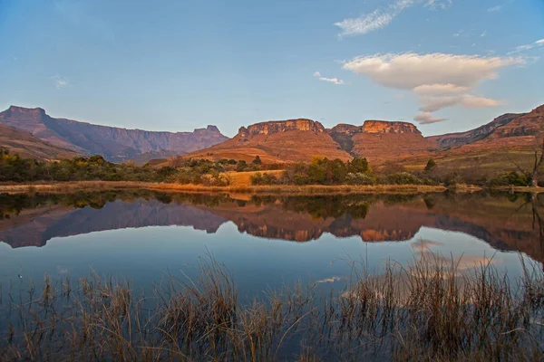 Reflejos Formación Amphiteatre Tranquilo Lago Drakensberg Parque Nacional Royal Natal —  Fotos de Stock