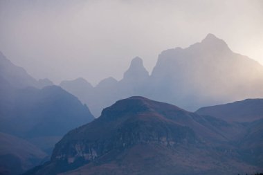 Drakensberg Dağları 'ndaki Katedral Tepesi' nde fırtınalı bir günbatımı. KwaZulu-Natal Eyaleti, Güney Afrika