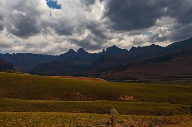 Katedral Tepesi üzerinde fırtına bulutları toplanıyor. Drakensberg. Güney Afrika