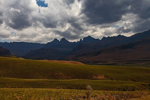 Des Nuages Orageux Rassemblent Sur Cathedral Peak Drakensberg Afrique Sud — Photo