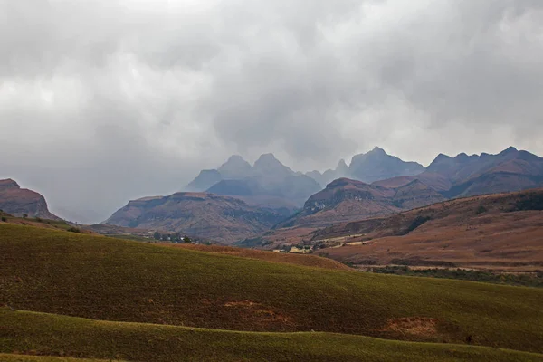 德拉肯斯贝格山脉的大教堂山顶上 一场暴风雨般的落日 南非夸祖鲁 纳塔尔省 — 图库照片