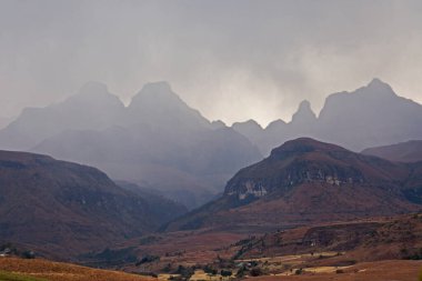 Drakensberg Dağlarındaki Katedral Tepesi 'nde fırtınalı bir öğleden sonra. KwaZulu-Natal Eyaleti, Güney Afrika