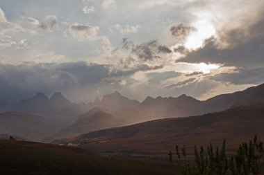 Drakensberg Dağlarındaki Katedral Tepesi 'nde bulutlu bir öğleden sonra. KwaZulu-Natal Eyaleti, Güney Afrika