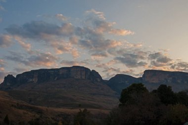 Kraliyet Natal Ulusal Parkı 'nda Drakensberg Dağı Sahnesi. Kwa-Zulu-Natal. Güney Afrika