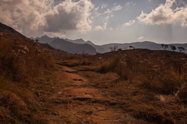 Katedral Tepesi yakınlarındaki Drakensberg Dağları 'nda bir yürüyüş patikası..