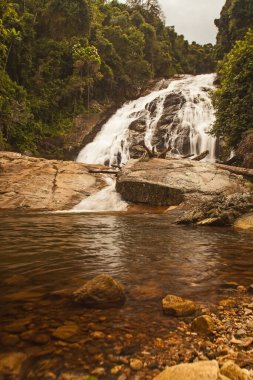 Güney Afrika 'nın Limpopo Eyaleti' ndeki Tzaneen yakınlarındaki Magoebaskloof vahşi doğasındaki Debengeni Şelalesi.