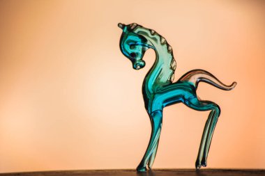 Bej bir arka planda mavi cam midilli heykeli