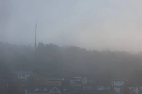 Piccola Città Montagna Avvolta Una Fitta Nebbia — Foto Stock