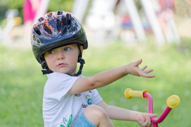 Bisikletli kasklı çocuk.