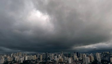 Karanlık ve dramatik yağmur bulutları şehrin üzerinde. Sao Paulo şehri, Brezilya.