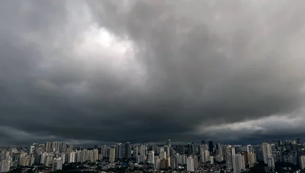 Donkere Dramatische Regenwolken Boven Een Stad Sao Paulo Brazilië Rechtenvrije Stockafbeeldingen