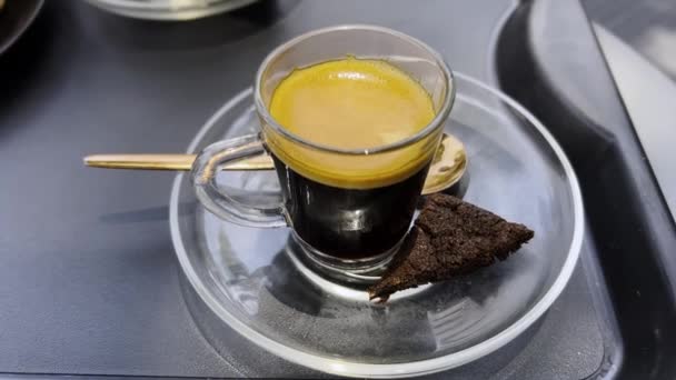 Espresso Kaffeetasse Und Ein Stück Schokolade — Stockvideo