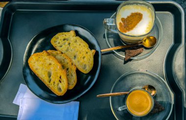 Kahve tepsisi, kapuçino ve ekmek. Kahve molası. 