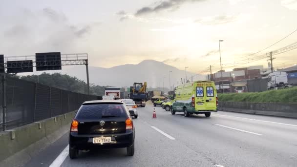 Nehoda Čtyř Kamionů Převážejících Kukuřici Auto Dálnici Piaaguera Město Guaruj — Stock video