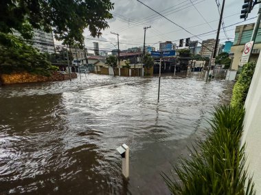 Sao Paulo şehrinde şiddetli seller var. Şiddetli yağmur yağdı, sokaklarda sele neden oldu. Sao Paulo şehri, Sao Paulo eyaleti, Brezilya.