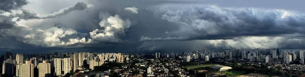 风暴中的灰色乌云出现在背景中 巴西圣保罗 — 图库照片
