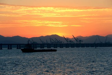 Akşamları iskeledeki vinçlerin silueti. Rio de Janeiro, Brezilya.