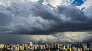 Çarpıcı, karanlık, fırtınalı bir gökyüzünün güzel manzarası. Yakında yağmur yağacak. Şehrin üzerindeki bulutların düzeni. Sao Paulo şehrinde, Brezilya 'da, Güney Amerika' da çok şiddetli yağmur var..