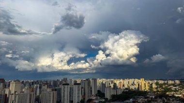 Çarpıcı, karanlık, fırtınalı bir gökyüzünün güzel manzarası. Yakında yağmur yağacak. Şehrin üzerindeki bulutların düzeni. Sao Paulo şehrinde, Brezilya 'da, Güney Amerika' da çok şiddetli yağmur var..