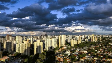 Çarpıcı, karanlık, fırtınalı bir gökyüzünün güzel manzarası. Yakında yağmur yağacak. Şehrin üzerindeki bulutların düzeni. Sao Paulo şehrinde, Brezilya 'da, Güney Amerika' da çok şiddetli yağmur var..