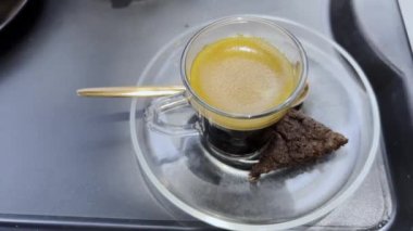 Espresso kahve bardağı ve bir parça çikolata..