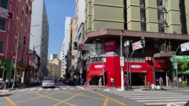 Sao Paulo şehri, Brezilya, Ipiranga Caddesi. Alışveriş caddesine giriyoruz, şehir merkezine.. 