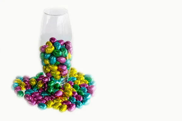 复活节庆祝的概念 装有巧克力糖的玻璃瓶 — 图库照片