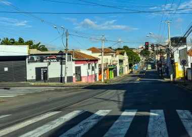 Güney Amerika 'da küçük şehirler. Botucatu, Sao Paulo Eyaleti, Brezilya. Mareşal Floriano Peixoto ve Santana Bulvarı 'nın kesişiminde..