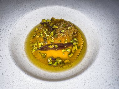 Lezzetli ravioli ve soslu lezzetli beyaz yemek. İtalyan yemeği..