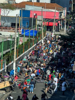 Bir grup insan, Crackland olarak bilinen uyuşturucu kullanıcıları tarafından işgal edilen merkezi bir bölgede kokain çekiyorlar. Sao Paulo şehri, Brezilya.