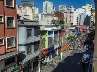 Bir grup insan, Crackland olarak bilinen uyuşturucu kullanıcıları tarafından işgal edilen merkezi bir bölgede kokain çekiyorlar. Sao Paulo şehri, Brezilya.