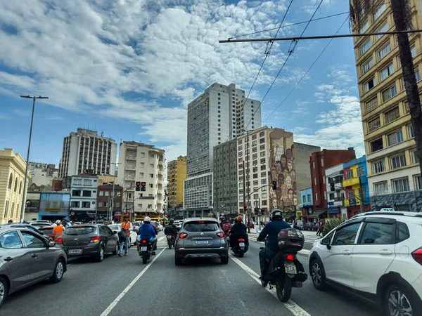 Sao Paulo 'da trafik, şehir merkezi, Mercurio Bulvarı. Sao Paulo şehri, Brezilya.