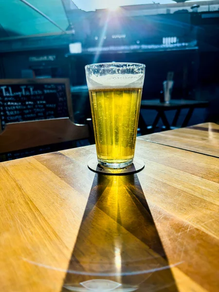 Copo Cerveja Gelada Está Sobre Mesa — Fotografia de Stock