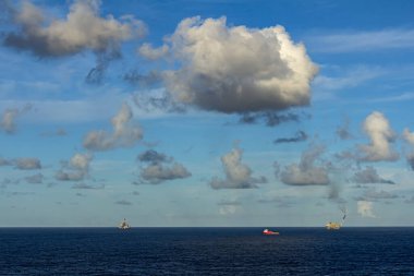 Petrol ve gaz üretimi için açık deniz inşaat platformu. Petrol ve doğalgaz endüstrisi ve sıkı çalışma.