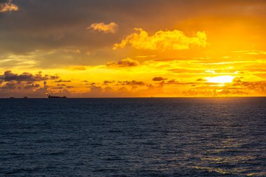 Offshore iş alanı, gemiler, kuleler ve FPSO. Denizde güzel gün batımı.