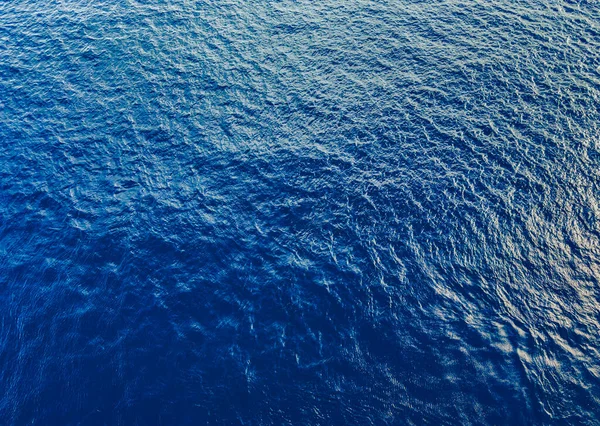 ブルーウォーターの背景 重い海水面について 深海の青い水面のクローズアップ ブルーバック — ストック写真