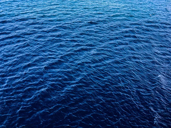 Blauwe Waterachtergrond Golvend Zeewateroppervlak Close Van Het Blauwe Wateroppervlak Diepe Rechtenvrije Stockafbeeldingen