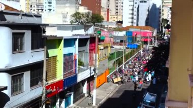 Bir grup insan, Crackland olarak bilinen uyuşturucu kullanıcıları tarafından işgal edilen merkezi bir bölgede kokain çekiyorlar. Sao Paulo şehri, Sao Paulo eyaleti, Gusmoes Caddesi, Brezilya.