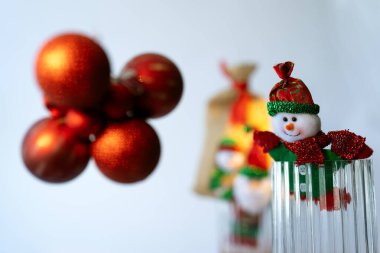 Mutlu Noeller ve yeni yıl geçmişi. Noel süslemesi.